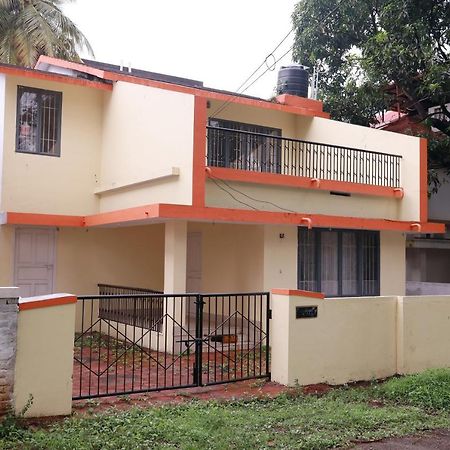 Toms Villa Along National Highway Thrissur At Nadathara Buitenkant foto